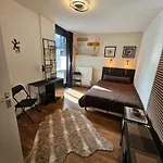 Den Haus Homestay *