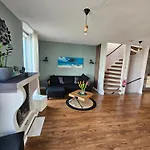 Den Haus Homestay *
