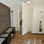 Den Haus * Haag